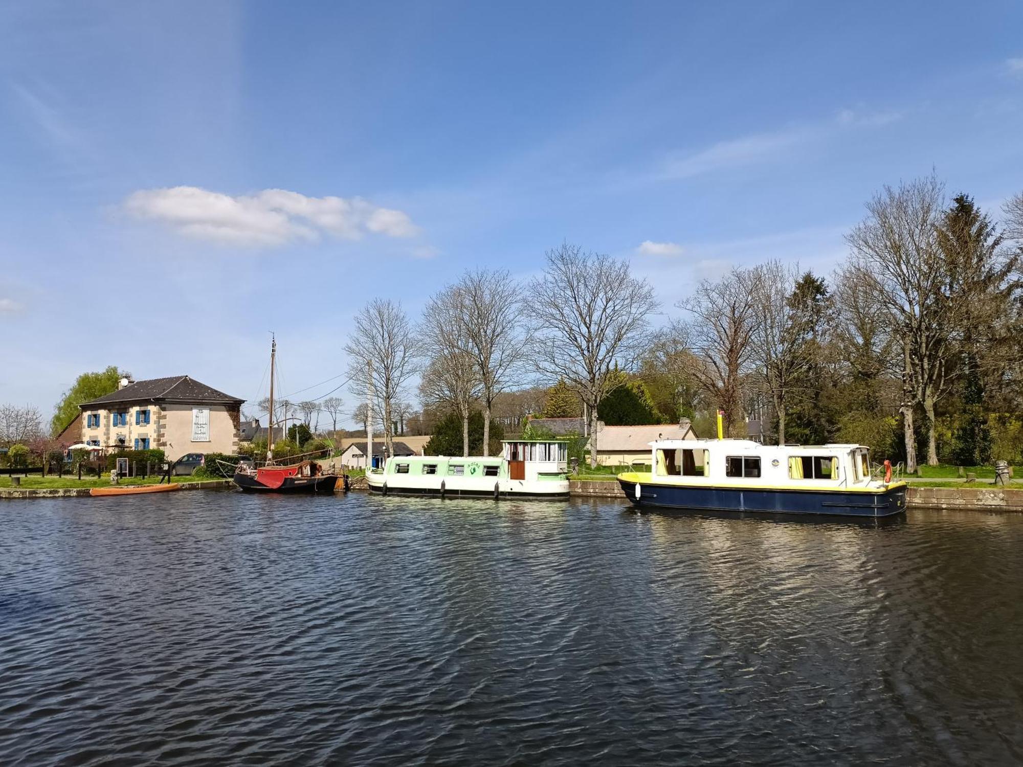 Ille Flottante, Maison Eclusiere Et Hebergements Insolites Sur Le Canal Hédé Exterior foto