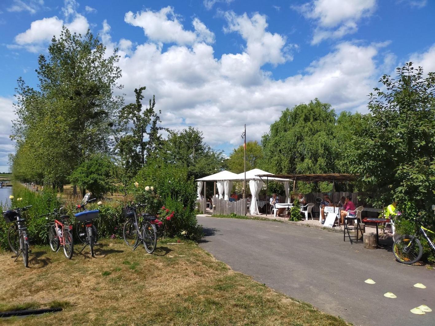 Ille Flottante, Maison Eclusiere Et Hebergements Insolites Sur Le Canal Hédé Exterior foto